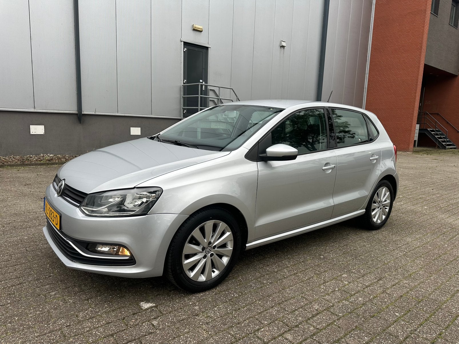 Volkswagen Polo 1.2 TSI 66KW 2015 Grijs NAP APK NETTE AUTO!, Auto's, Stof, Zwart, 4 cilinders, Origineel Nederlands