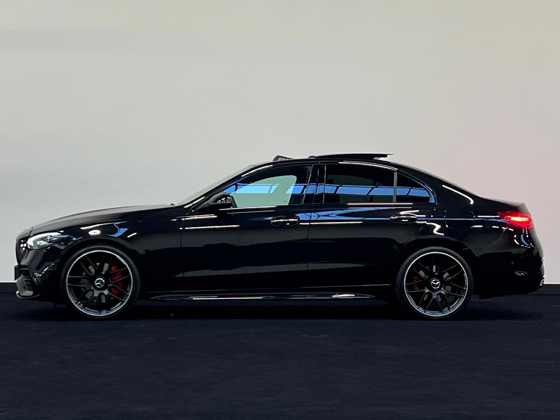 Mercedes-Benz C-klasse 300 e AMG C63 Pano Distronic Memory S, Auto's, Automaat, Achterwielaandrijving, Gebruikt, Zwart