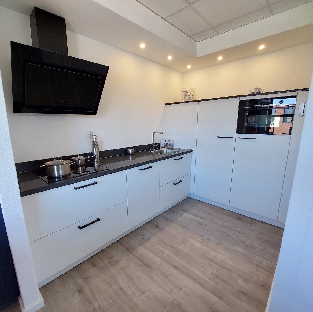 Moderne witte hoekkeuken met luxe hardstenen werkblad, Huis en Inrichting, Ophalen, Wit, Hoekkeuken, Nieuw
