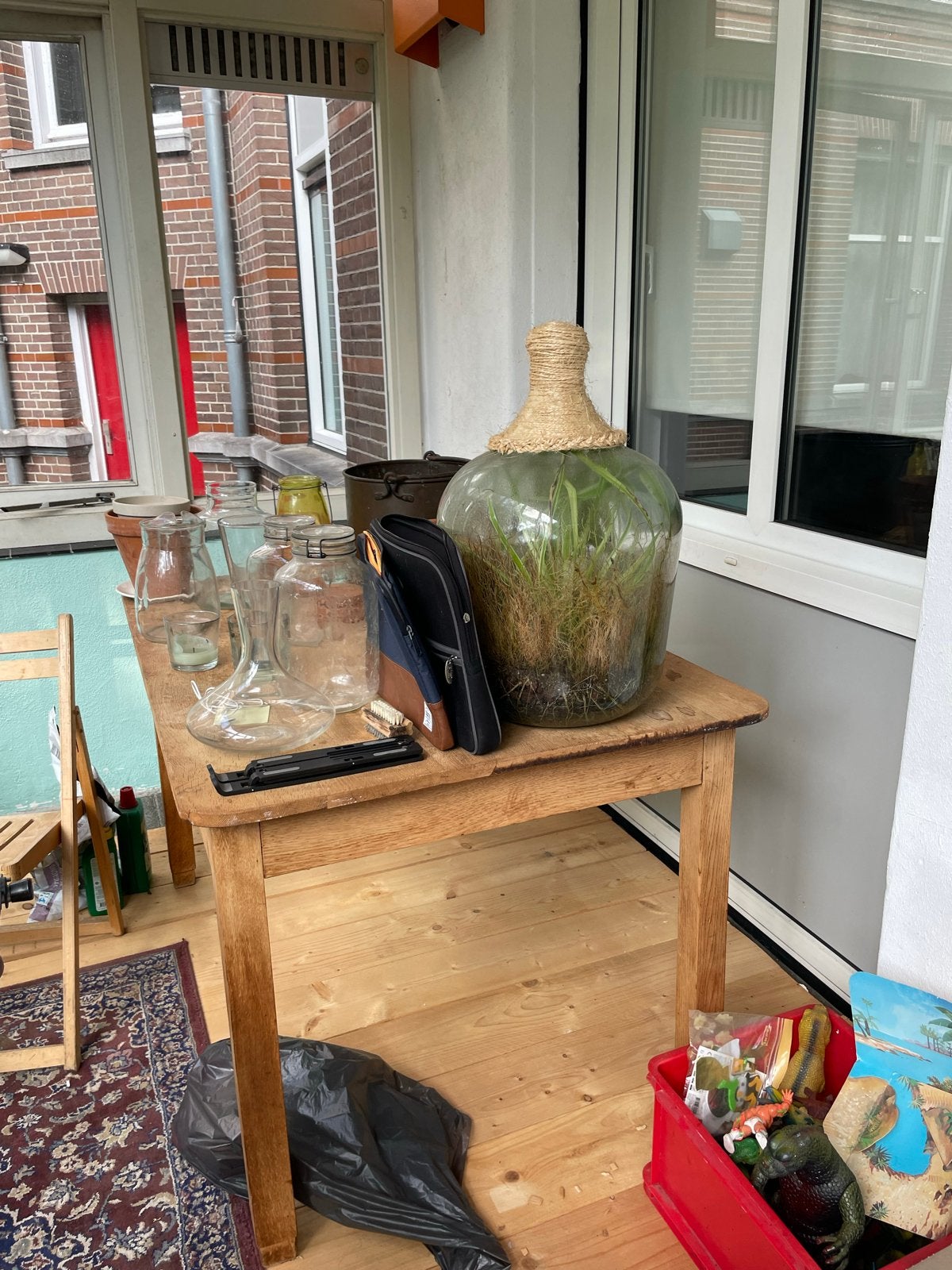 Gratis houten tafel met diverse glazen potten en flessen, Huis en Inrichting, Ophalen, Rechthoekig, 50 tot 100 cm