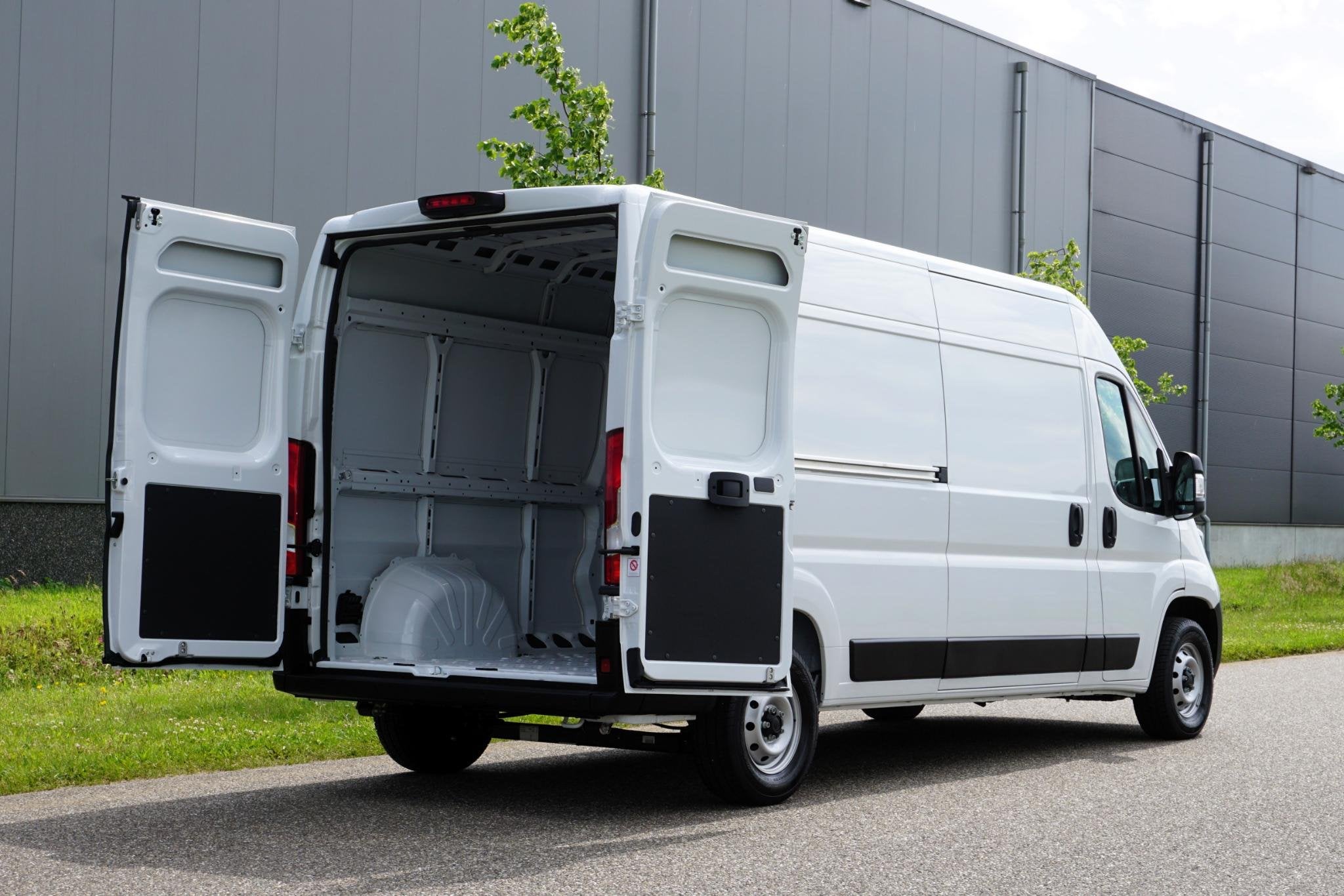 Fiat Ducato 35 2.2 MultiJet L3H2 140 pk |Camera |Cruise |Nav, Voorwielaandrijving, Stof, Gebruikt, Euro 6