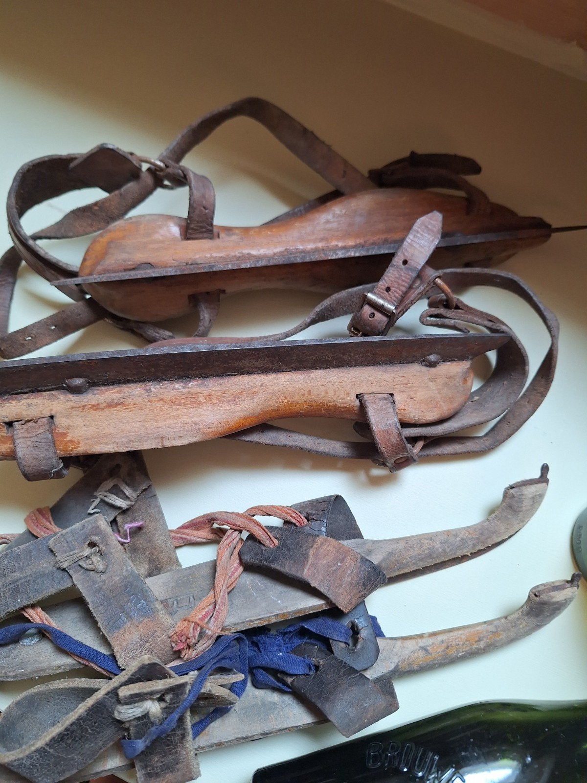 Twee paar antieke houten schaatsen met leren riemen, Antiek en Kunst, Ophalen