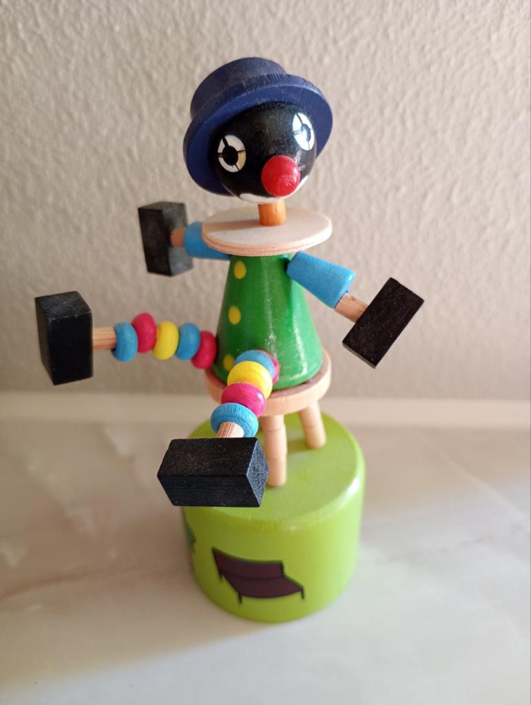 Houten drukpoppetje, drukfiguur clown op krukje, Ophalen of Verzenden, Zo goed als nieuw
