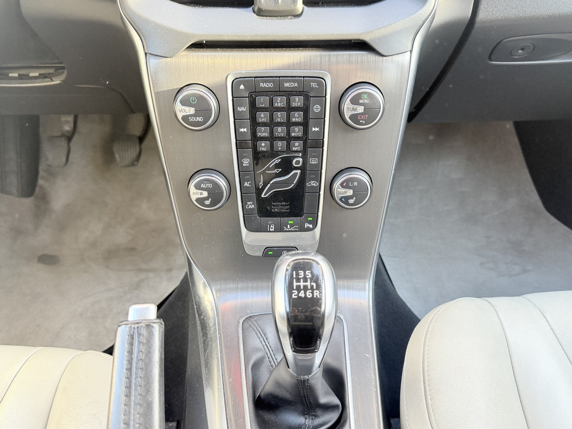 Volvo V40 2.0 D4 Summum Business (bj 2014), Voorwielaandrijving, Euro 5, Gebruikt, Beige