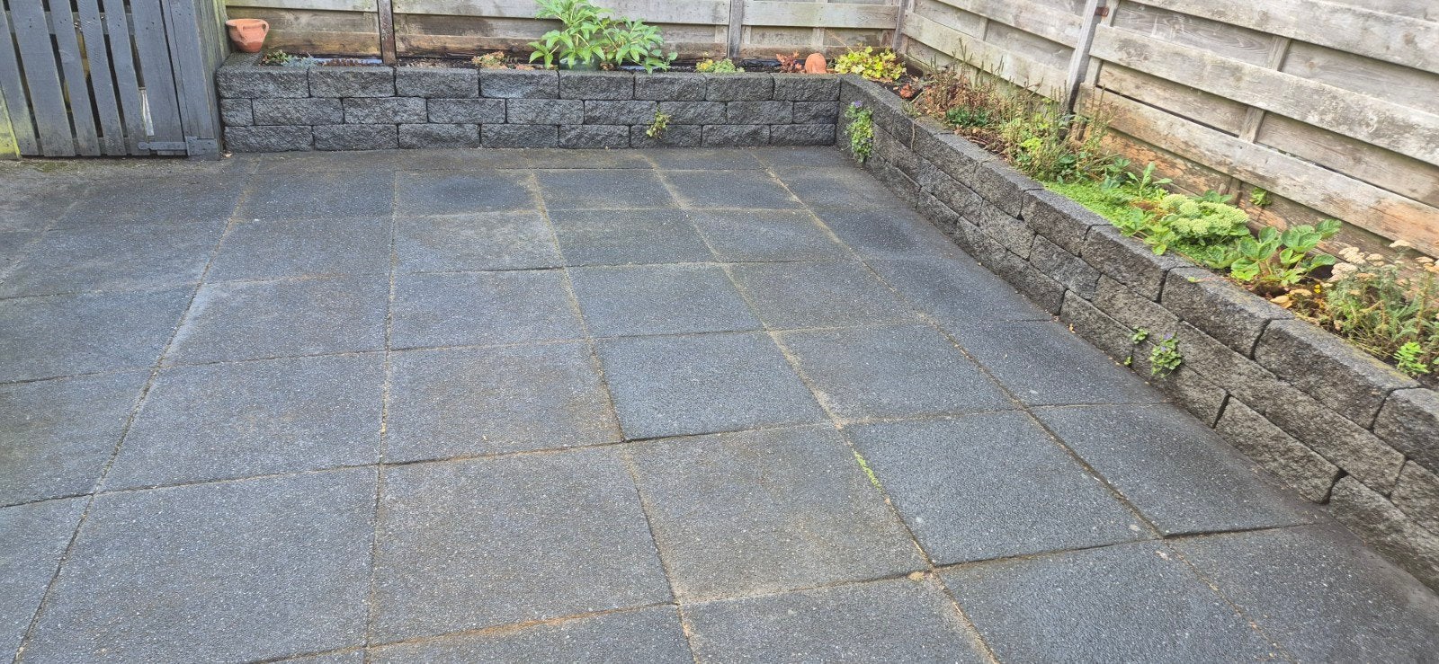 Tuintje(tegels 60x60x6 en muurstenen 35x12x12)+aarde/planten, Ophalen, Gebruikt, Beton, Terrastegels