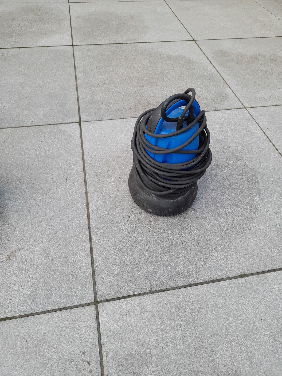 Blauwe dompelpomp met lange kabel, Ophalen, Gebruikt, Elektrisch, Dompelpomp