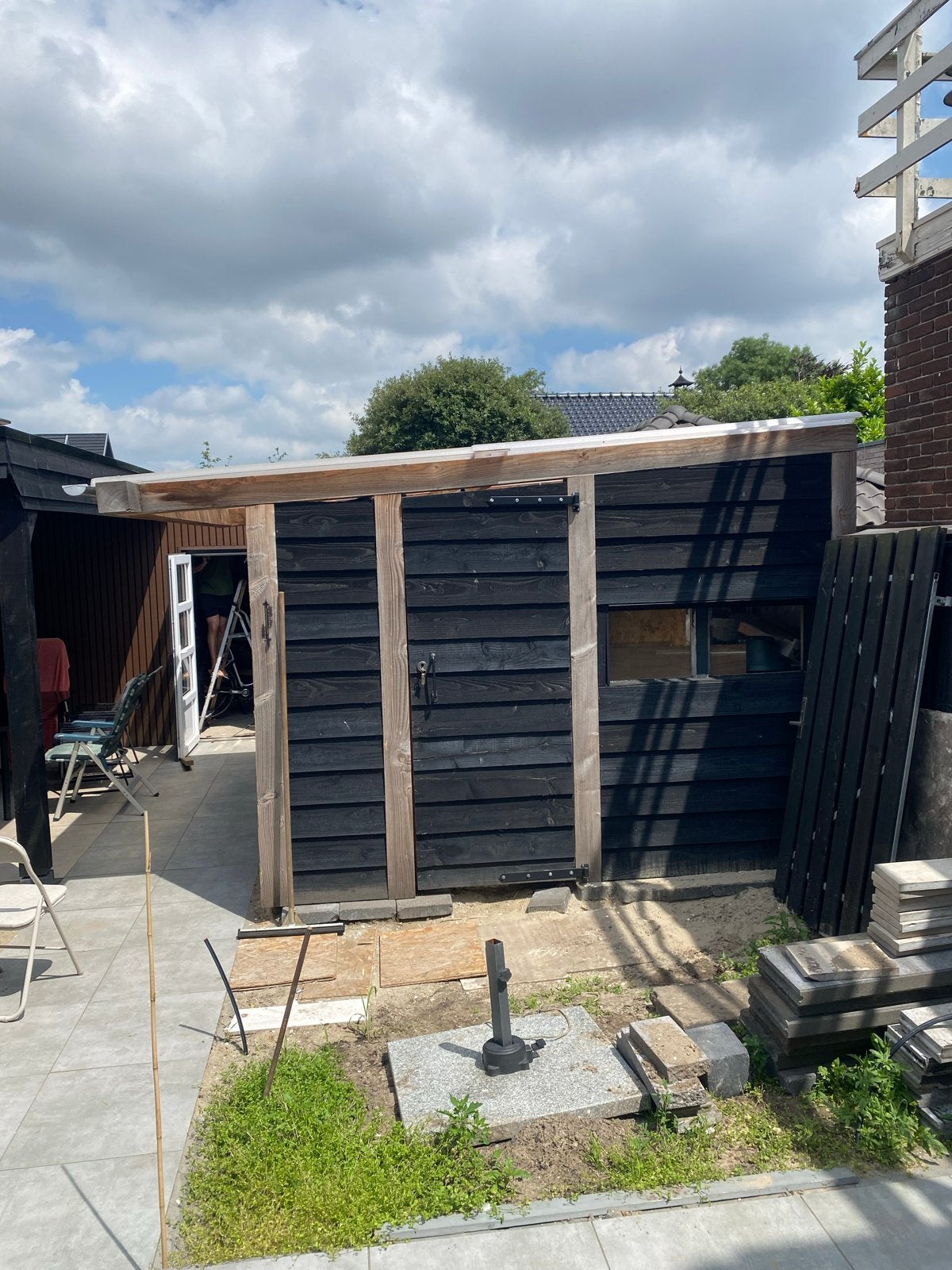 Stevige houten berging met afdak, Tuin en Terras, Bergingen en Tuinkasten, Ophalen, Gebruikt, Hout, Overige typen