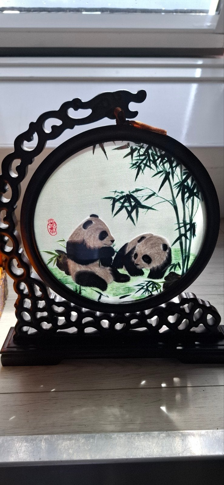 Handgeborduurde Panda Zijde Schilderij met Houten Standaard, Ophalen of Verzenden