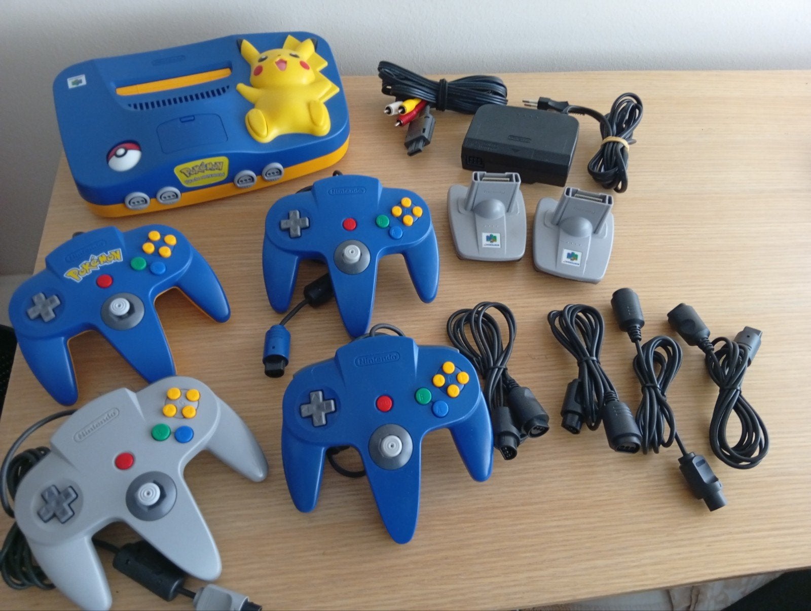 Nintendo 64 Pikachu Pokémon Edition – 4 Controllers + Access, Spelcomputers en Games, Ophalen of Verzenden, Zo goed als nieuw
