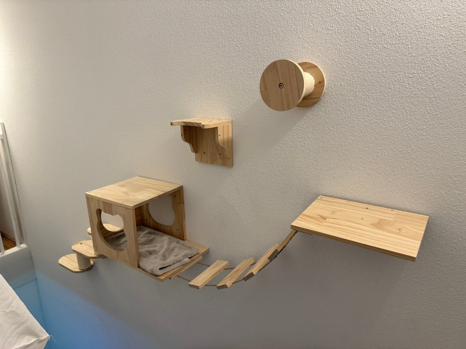 Katten klimmuur / wandmeubel van hout – diverse onderdelen, Ophalen, Zo goed als nieuw, Krabpaal