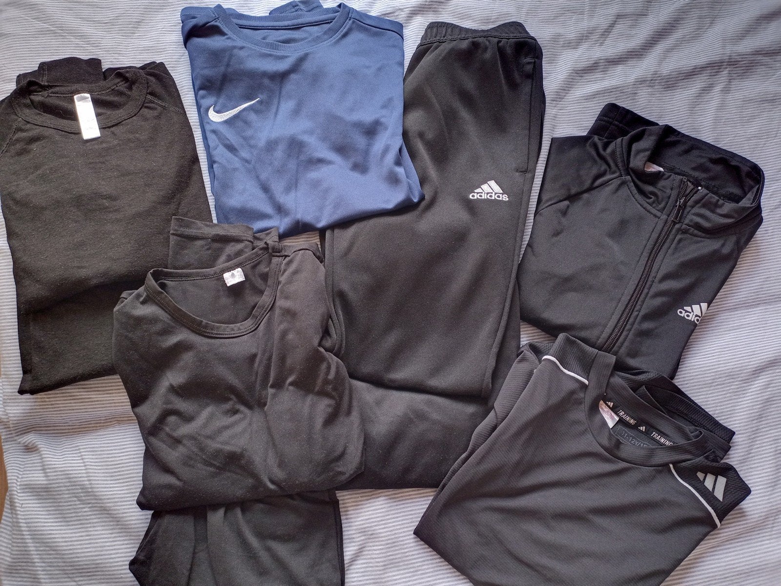 Stapel sport / voetbal kleding incl. thermo kleding 152, Ophalen