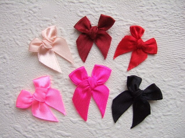 OPRUIMING ~ Lief geknoopt satijnen strikje ~ 3,5 cm ~ Roze, -, -, Nieuw, Ophalen of Verzenden