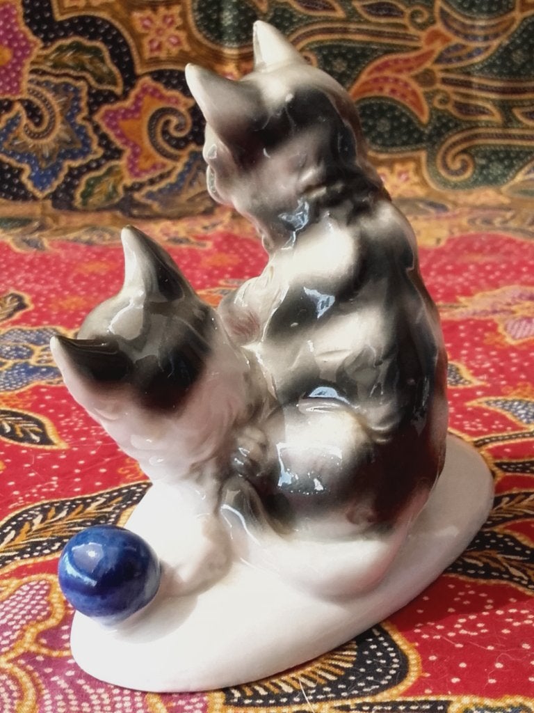 Spelende katten of poezen mooi oud beeldje uit Duitsland., Antiek en Kunst, Antiek | Porselein, Ophalen of Verzenden