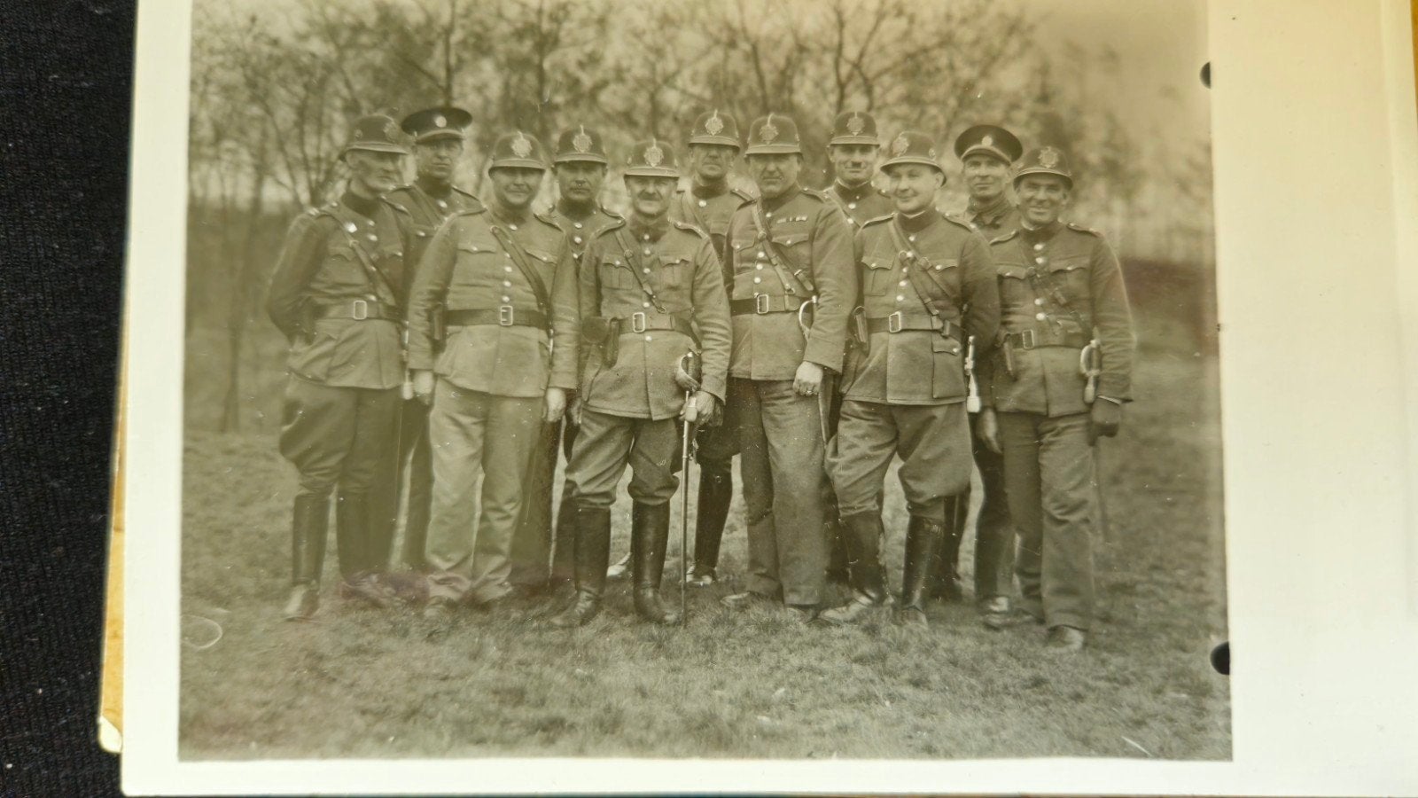 AK. Vintage Foto: Groep Militairen in Uniform (Voor 1940), Ophalen of Verzenden, Voor 1940, Gebruikt, Overige onderwerpen