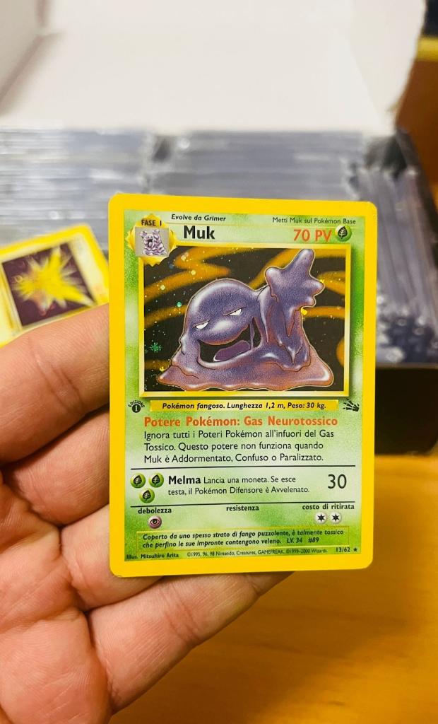 Muk 13/62 Holo 1st Edition Fossil Pokemon, Hobby en Vrije tijd, Verzamelkaartspellen | Pokémon, Verzenden, Zo goed als nieuw, Losse kaart