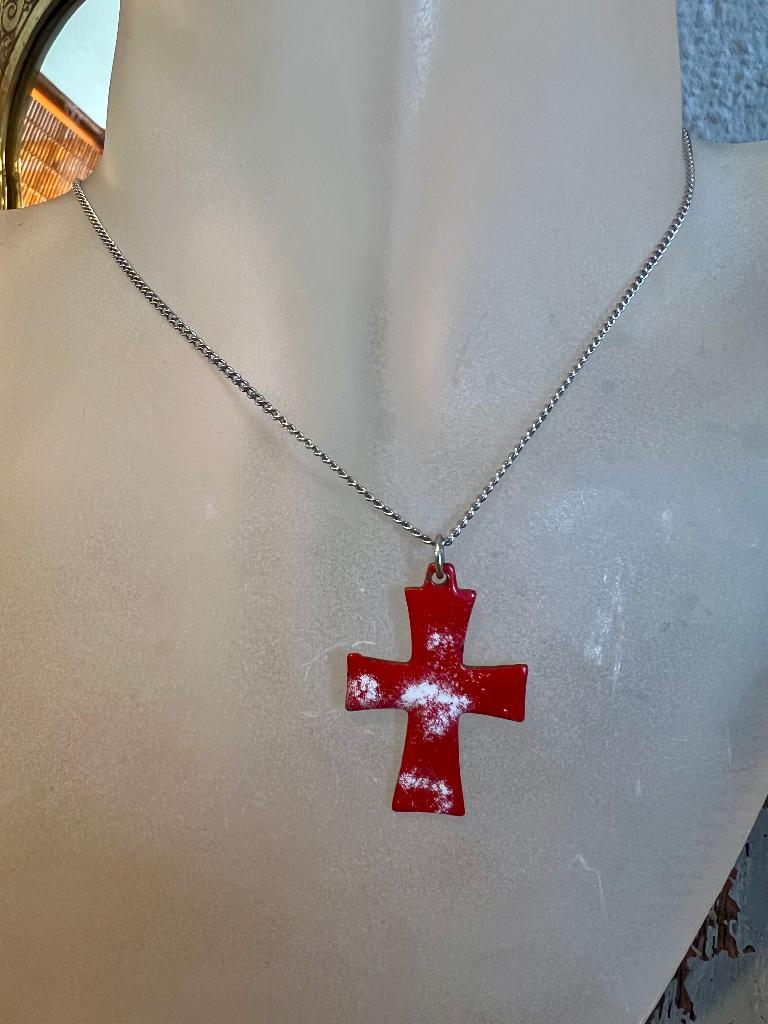 Vintage zilverkleurige ketting emaille kruisje kettinghanger, Sieraden, Tassen en Uiterlijk, Kettingen, Ophalen of Verzenden, Zo goed als nieuw