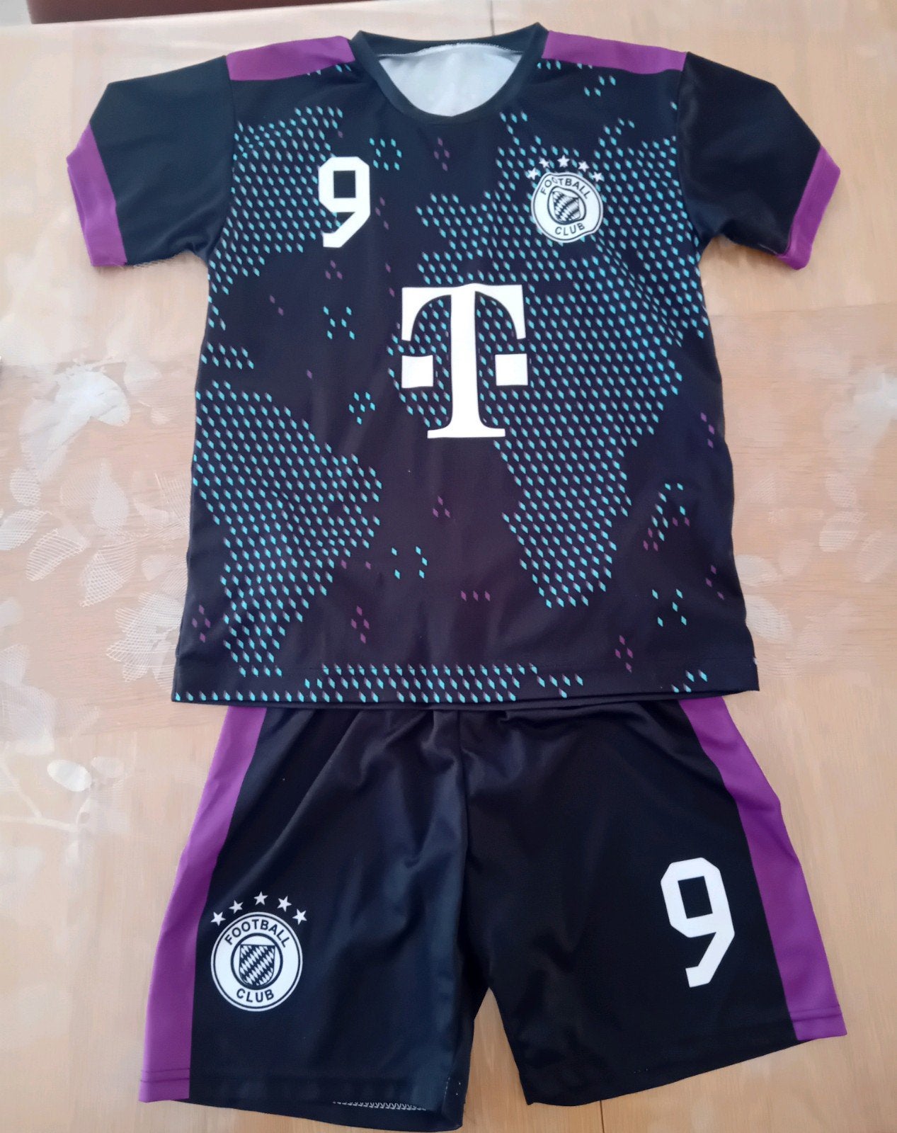 Voetbaltenue maat 152 - Zwart/Paars met nummer 9, Ophalen of Verzenden, Gebruikt, Jongen, Sport- of Zwemkleding
