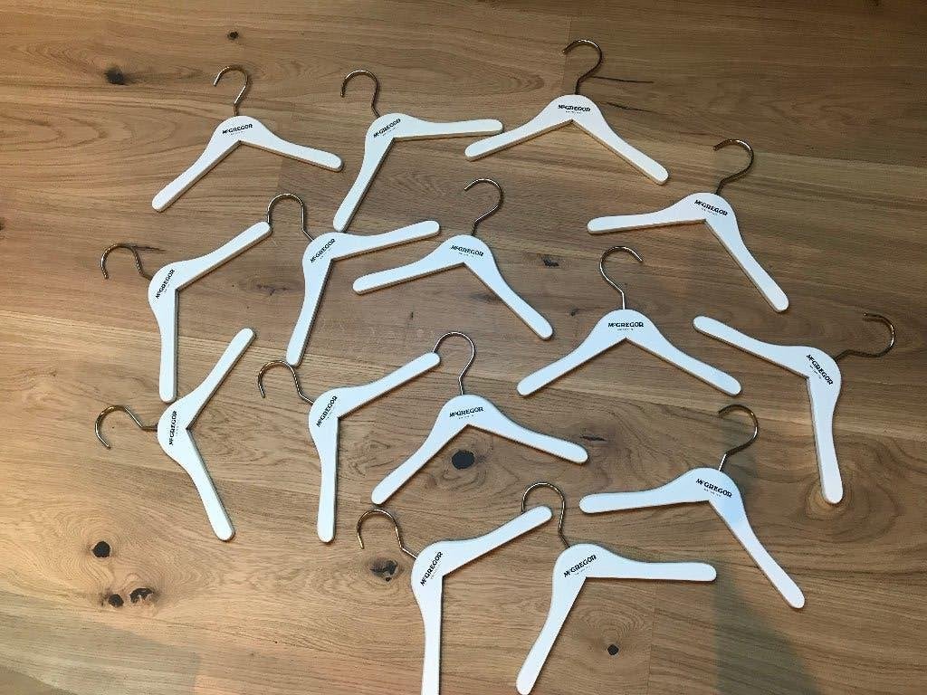 Houten kinder kleding hangers McGregor, Ophalen, Zo goed als nieuw