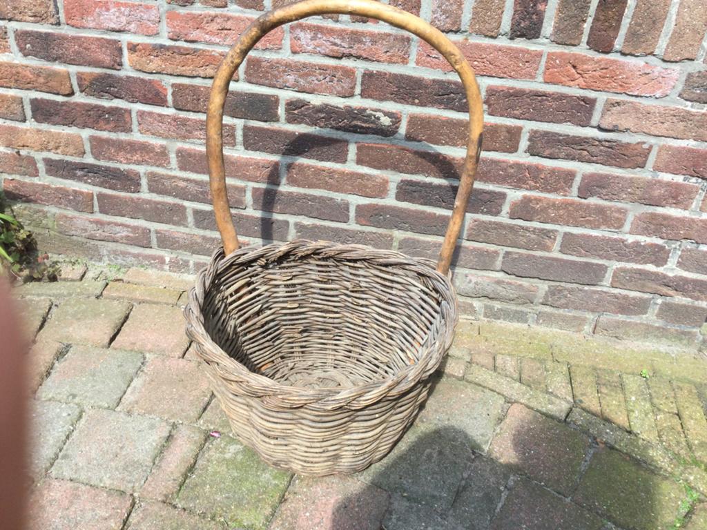 Wilgentenen plukmand - mand met hengsel, Ophalen