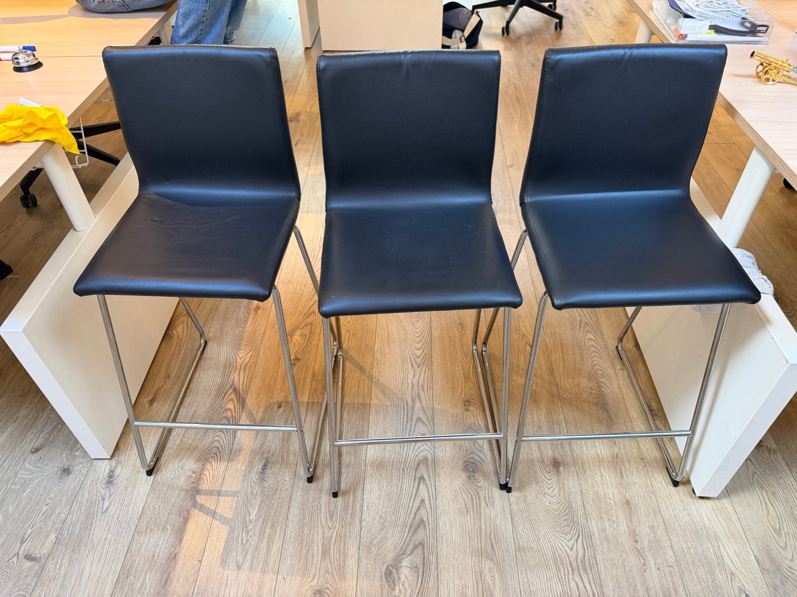 3x IKEA Volfgang barkrukken, kunstleer, zithoogte 66 cm, Ophalen, Kunststof, Gebruikt, 60 tot 90 cm