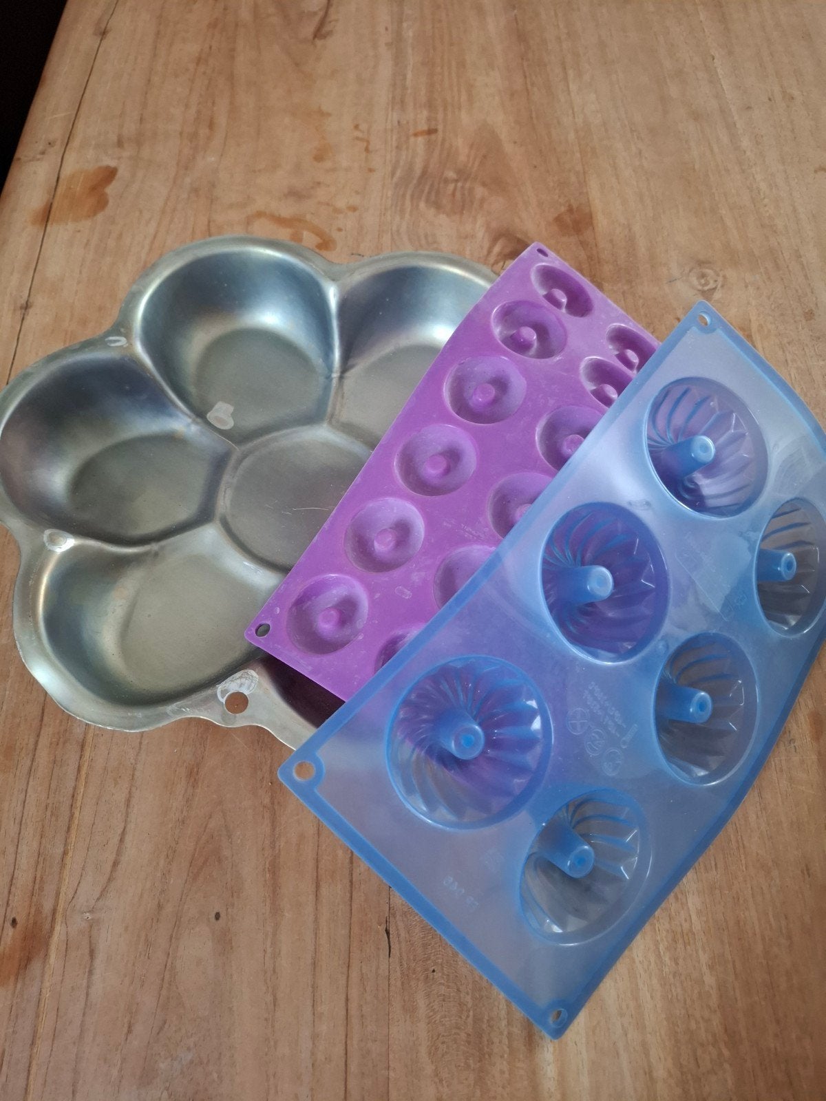 Bakvormen set: metalen bloem en siliconen donut/tulband, Ophalen of Verzenden, Metaal, Meerkleurig, Overige merken