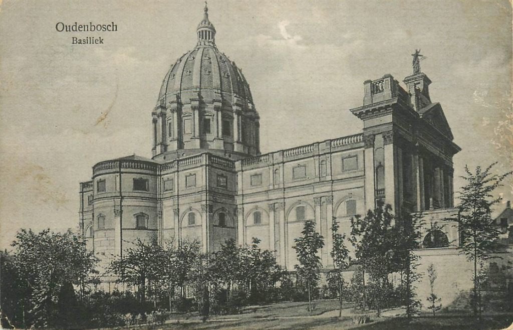 379-235-035 Oudenbosch Basiliek, Verzenden, Voor 1920, Noord-Brabant