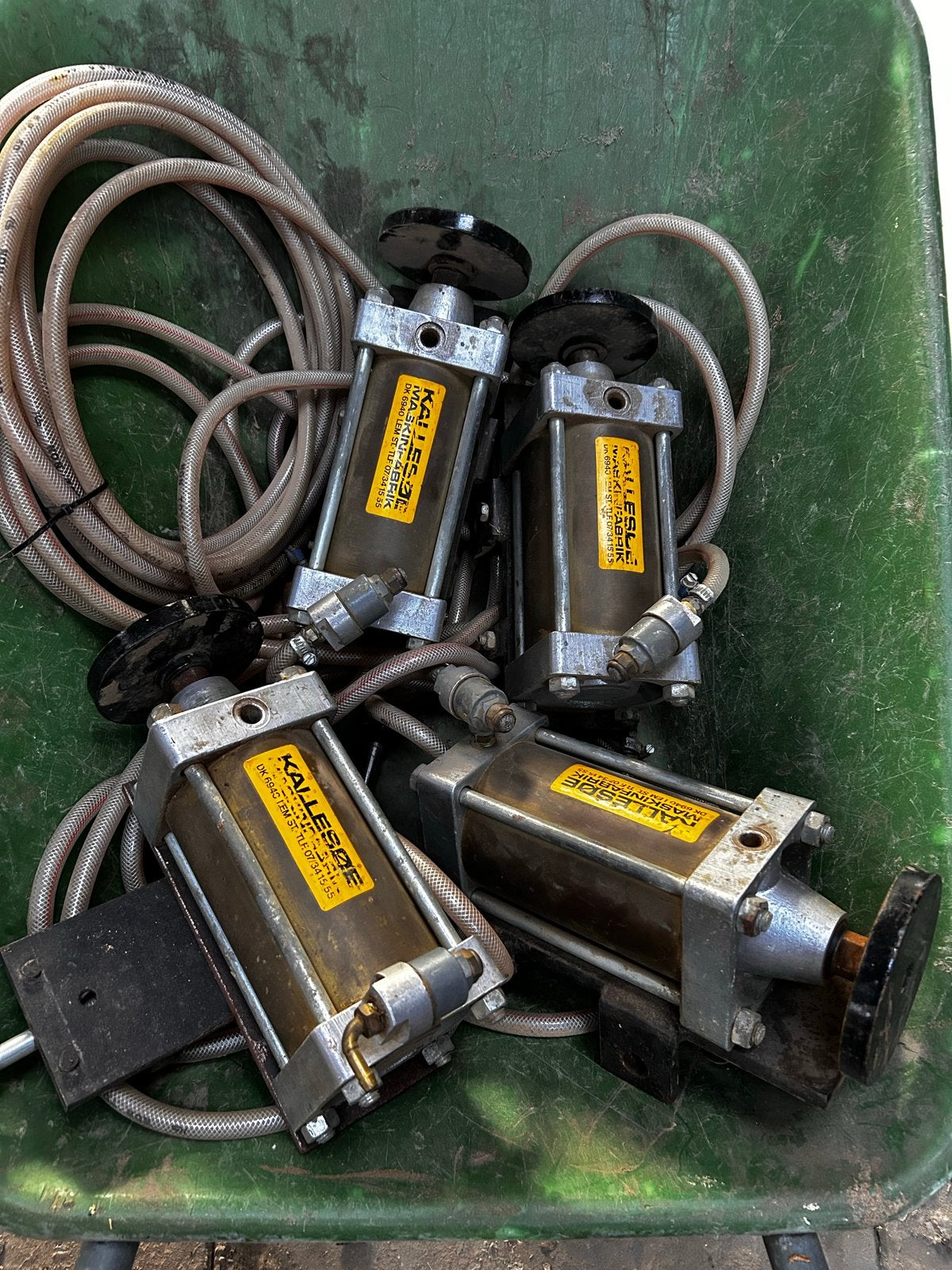 4 pneumatische cilinders van opsluitbank, Ophalen