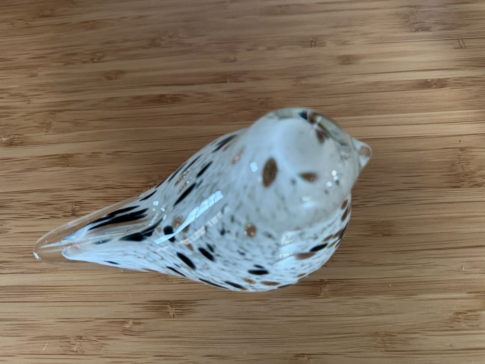Glazen vogel beeldje - Wit met zwarte en bruine spikkels, Ophalen of Verzenden