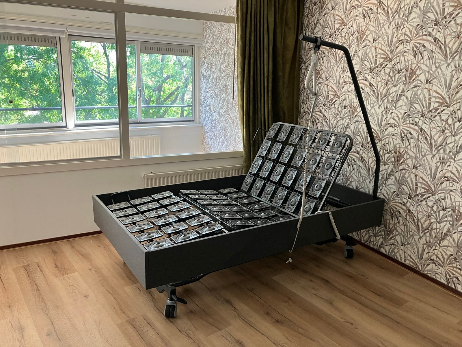 Elektrisch verstelbaar seniorenbed 110x200 cm met papegaai, Huis en Inrichting, Slaapkamer | Bedden, Ophalen, Verstelbaar, Eenpersoons