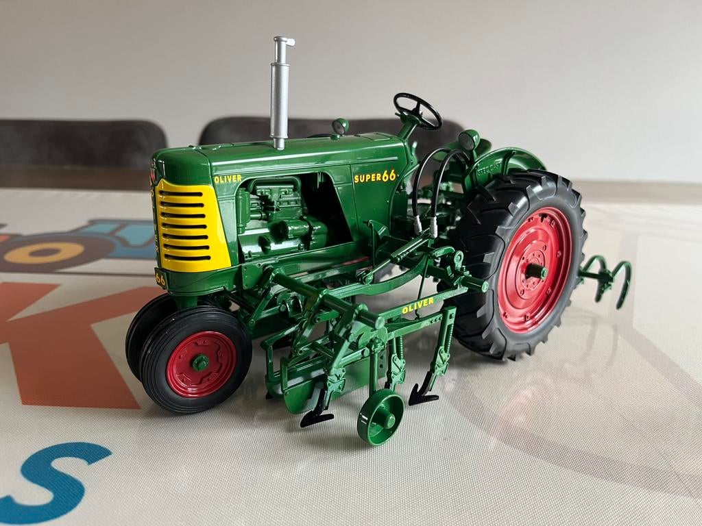 Oliver Super 66 tractor met cultivator SpecCast 1/16, Ophalen of Verzenden, Zo goed als nieuw, Tractor of Landbouw