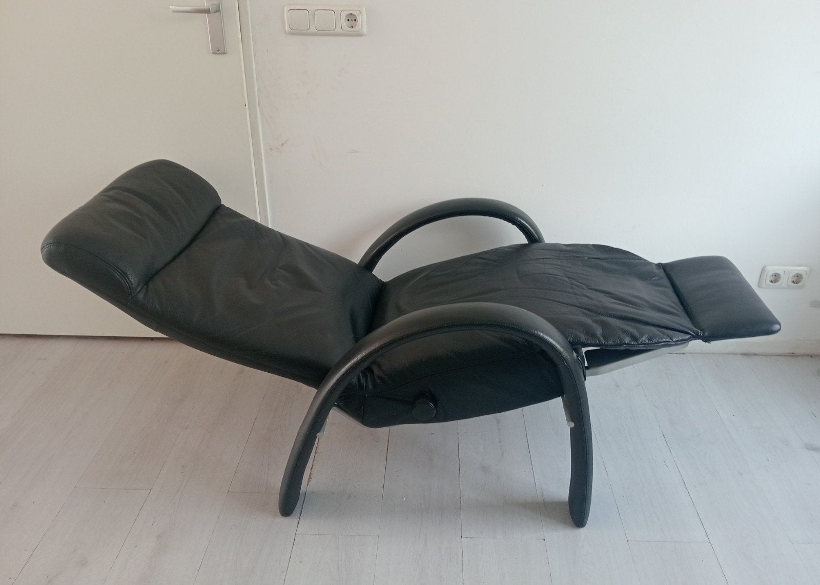 Zeer mooie verstelbare leren design fauteuil, Ophalen, Zo goed als nieuw, 75 tot 100 cm, 50 tot 75 cm