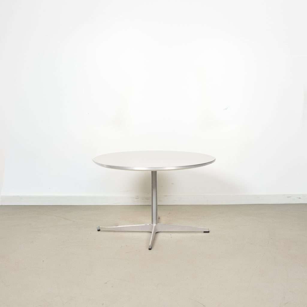 1x Fritz Hansen A222 Tafel Wit Ø75 cm – Aluminium, Ophalen of Verzenden, Zo goed als nieuw, Minder dan 50 cm, Niet ingevuld