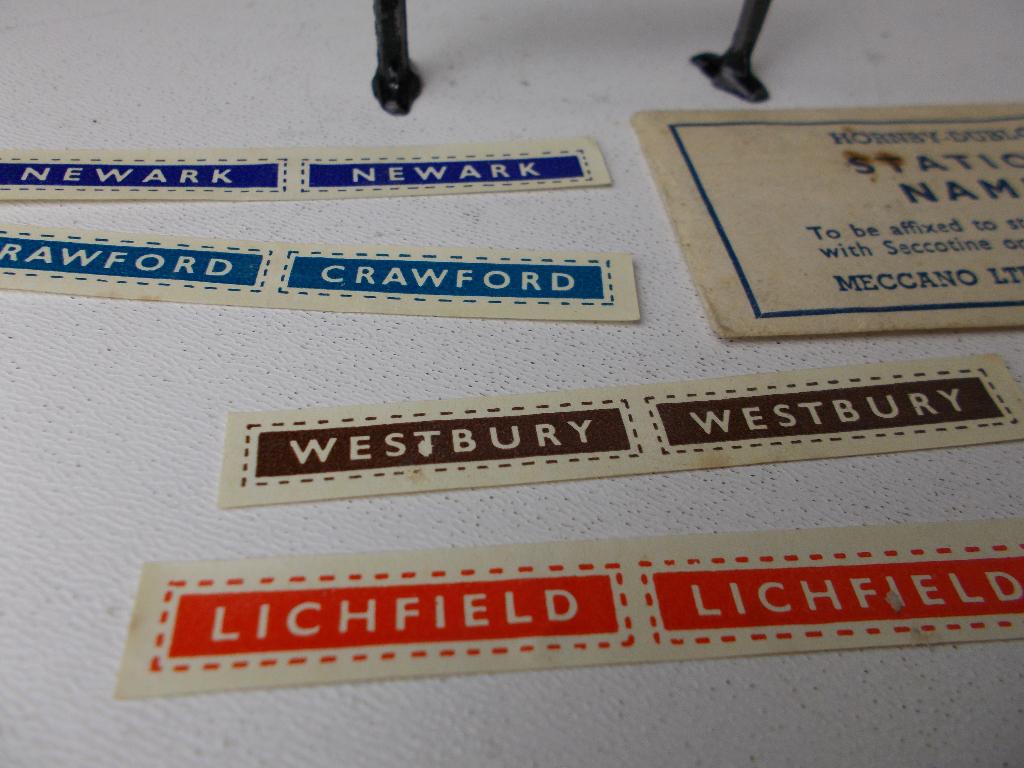 Vintage Kavel STATIONSBORD + STICKERS MET STATIONSNAMEN 4 X!, Ophalen of Verzenden, Zo goed als nieuw, Overige typen, Overige merken