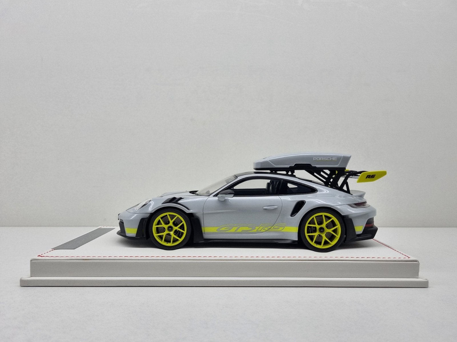 Ivy Merit
Porsche 911 (992) GT3 RS + Dakkoffer
1/20 1:18 Nie, Hobby en Vrije tijd, Modelauto's | 1:18, Ophalen of Verzenden, Nieuw