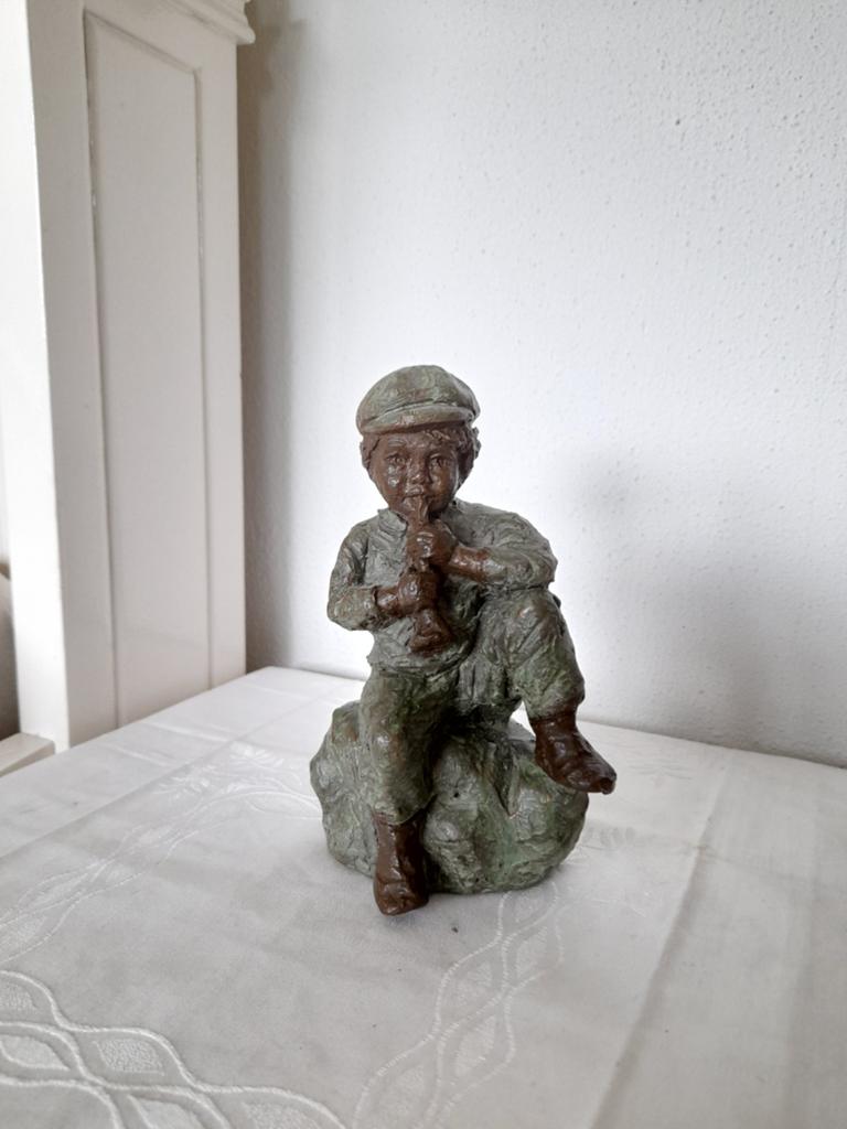 Bronzen beeldje jongen met fluit - Gesigneerd geert kunen, Antiek en Kunst, Kunst | Beelden en Houtsnijwerken, Beeld, Man, Minder dan 20 cm