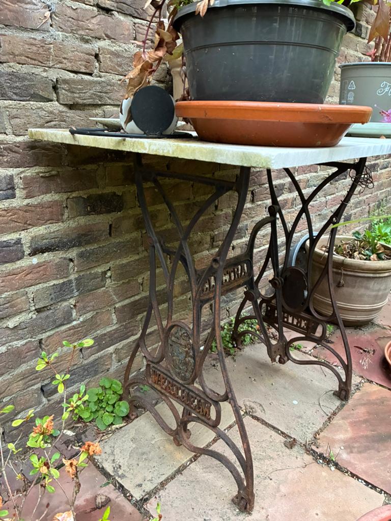 Naaimachine Wertheim tuintafeltje met marmeren blad, Ophalen