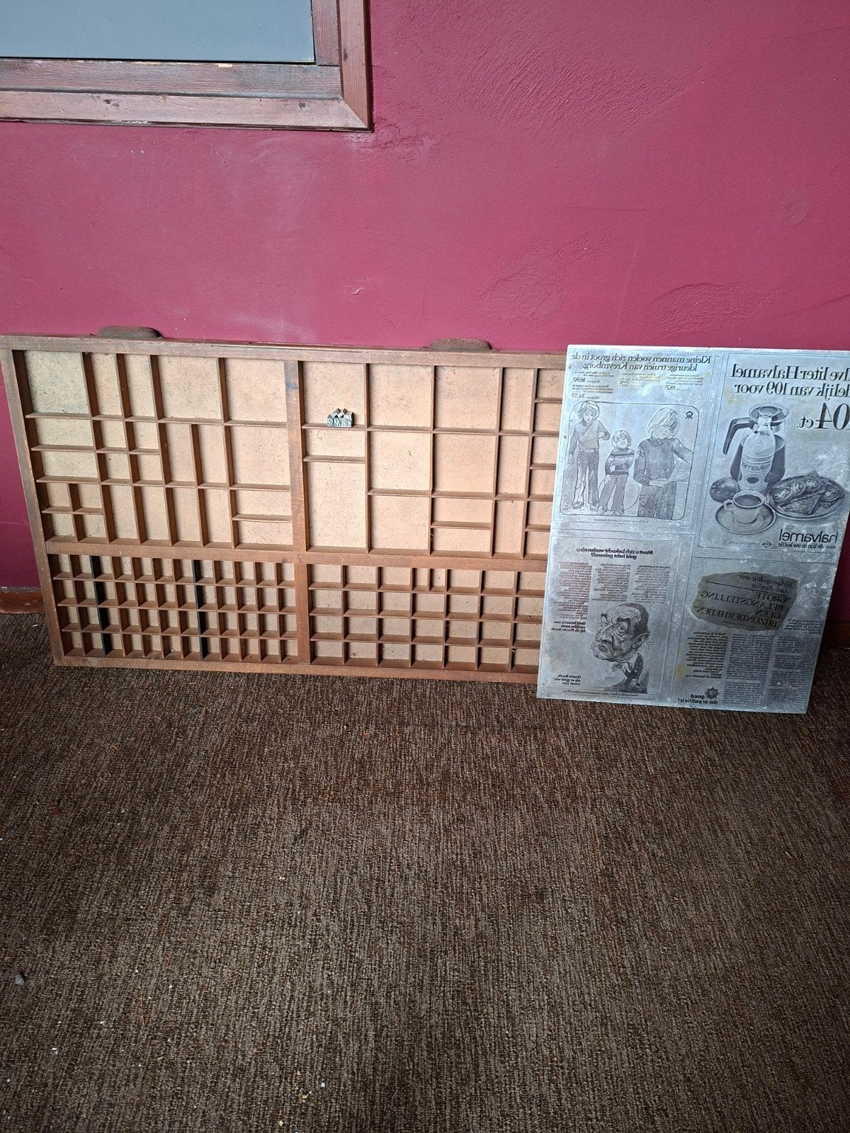 Letterbak, aluminium drukplaat en enkele drukletters., Antiek en Kunst, Ophalen of Verzenden