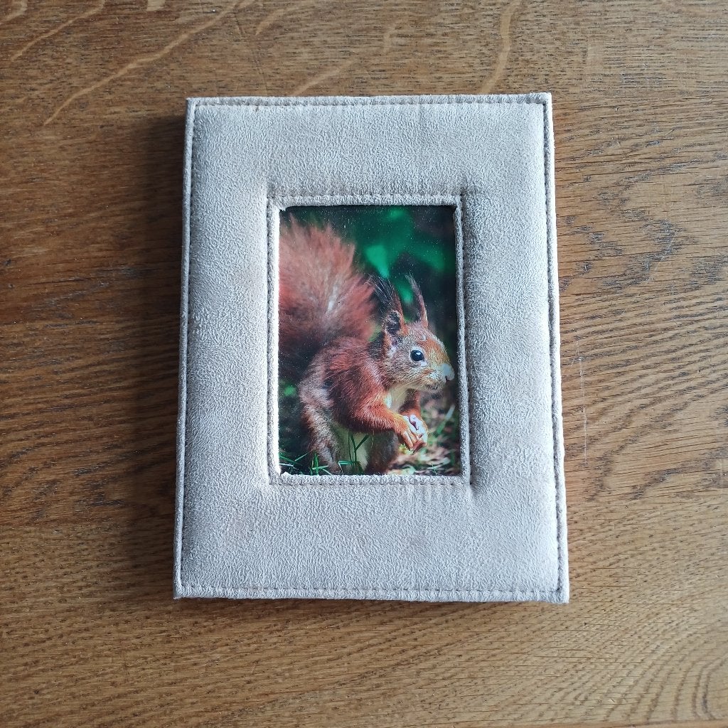 Mooie beige fotolijst met suède-look, Beige, Standaard fotolijst, Ophalen of Verzenden, Zo goed als nieuw