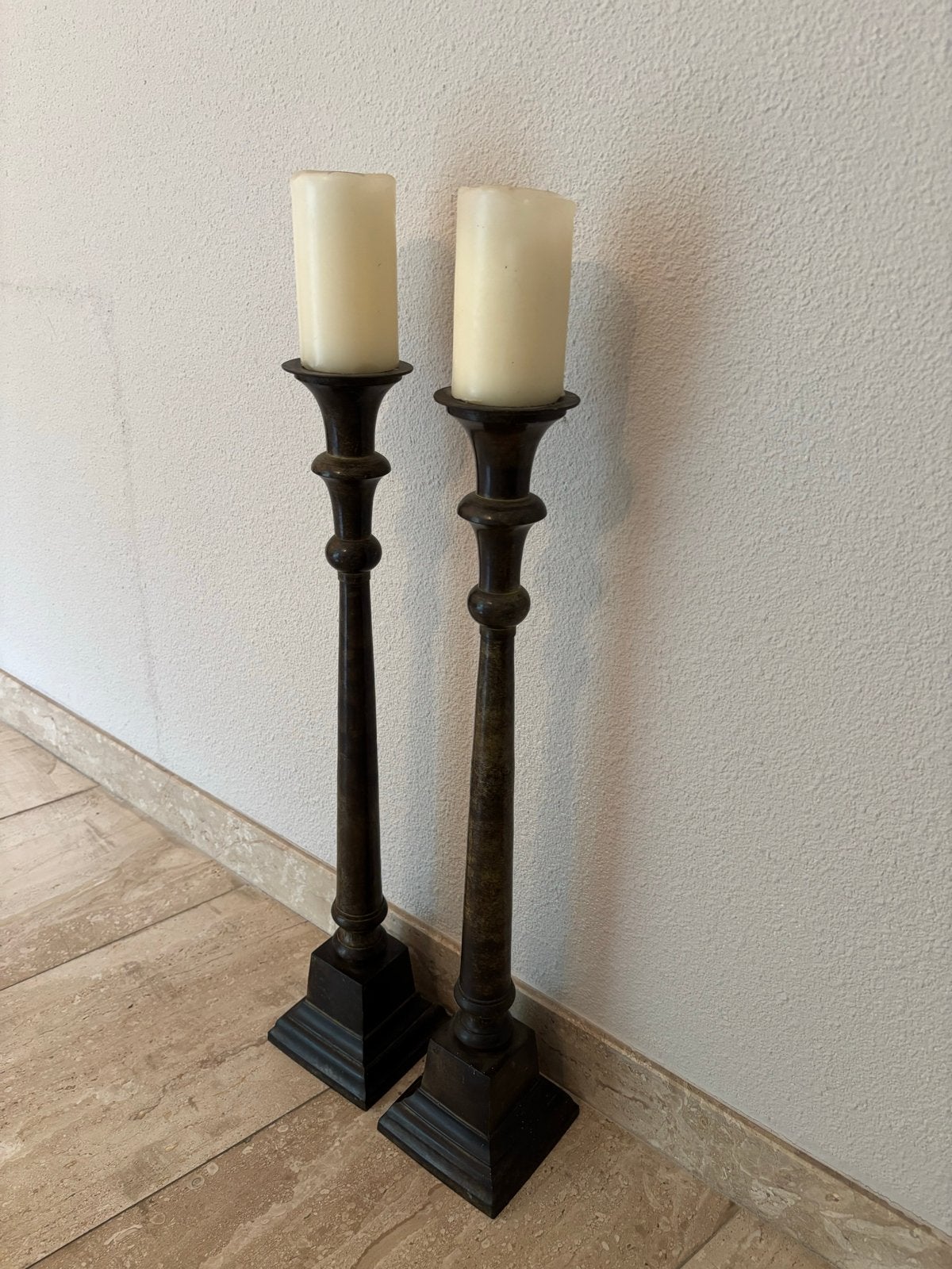Set van 2 hoge bronzen kandelaars met kaarsen, Ophalen, Koper of Brons