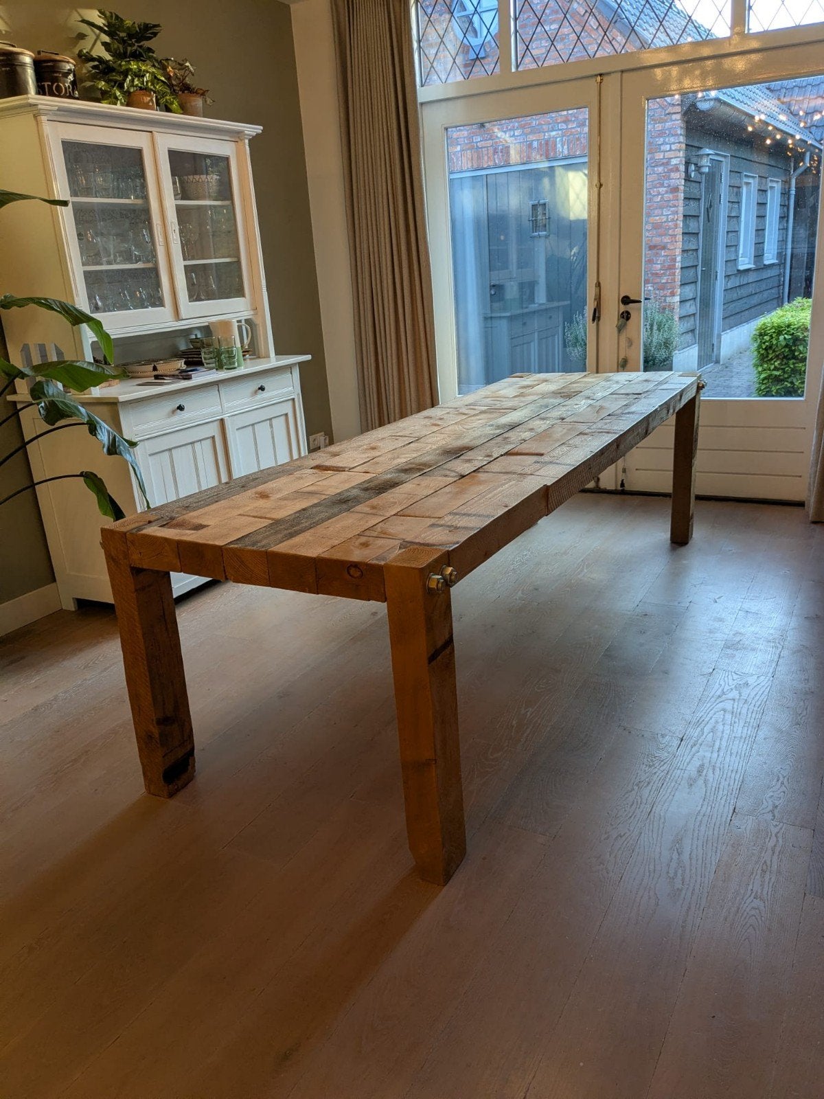 Robuuste houten eettafel, 270 cm lang, Huis en Inrichting, Tafels | Eettafels, Ophalen, 50 tot 100 cm, Zo goed als nieuw, Vijf personen of meer
