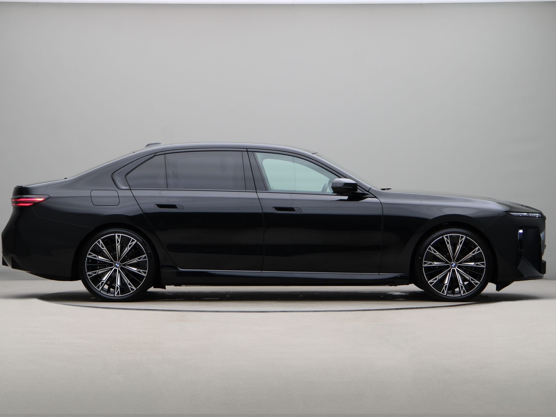 BMW i7 xDrive60 106 kWh M Sport Pro | Panoramadak Sky Lounge, Auto's, Automaat, Zwart, Verwarmde buitenspiegels, Zwart