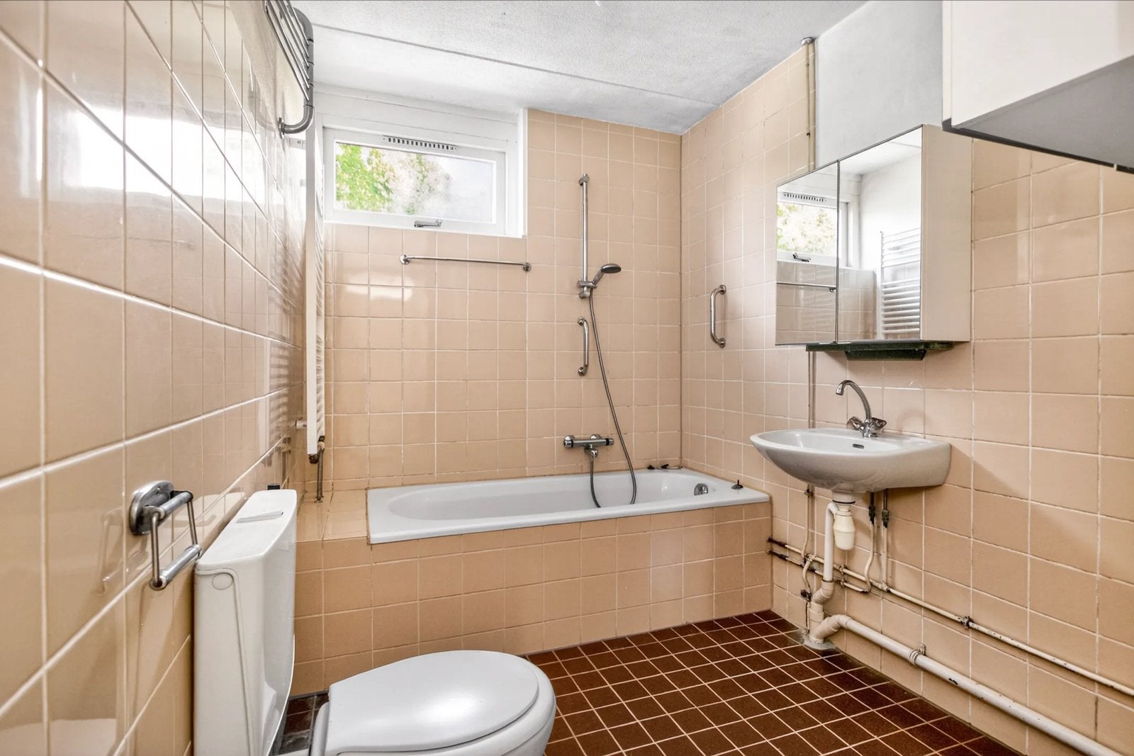 Complete badkamer met bad, douche en toilet, Ophalen, Gebruikt, Met douche