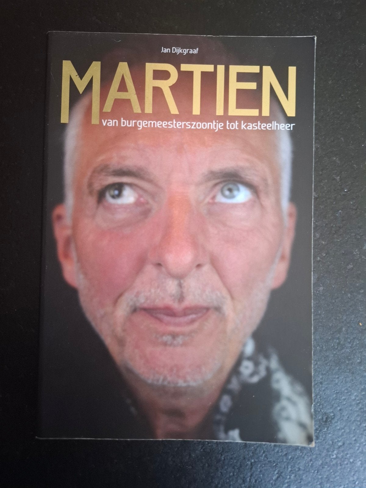 MARTIEN: van burgemeesterszoontje tot kasteelheer, Ophalen of Verzenden, Zo goed als nieuw, Jan Dijkgraaf, Overige