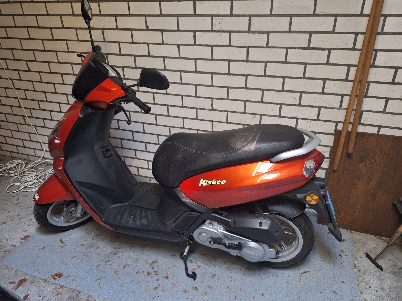 Kisbee scooter, Fietsen en Brommers, Scooters | Peugeot, Ophalen, Overige modellen, Zo goed als nieuw, Benzine