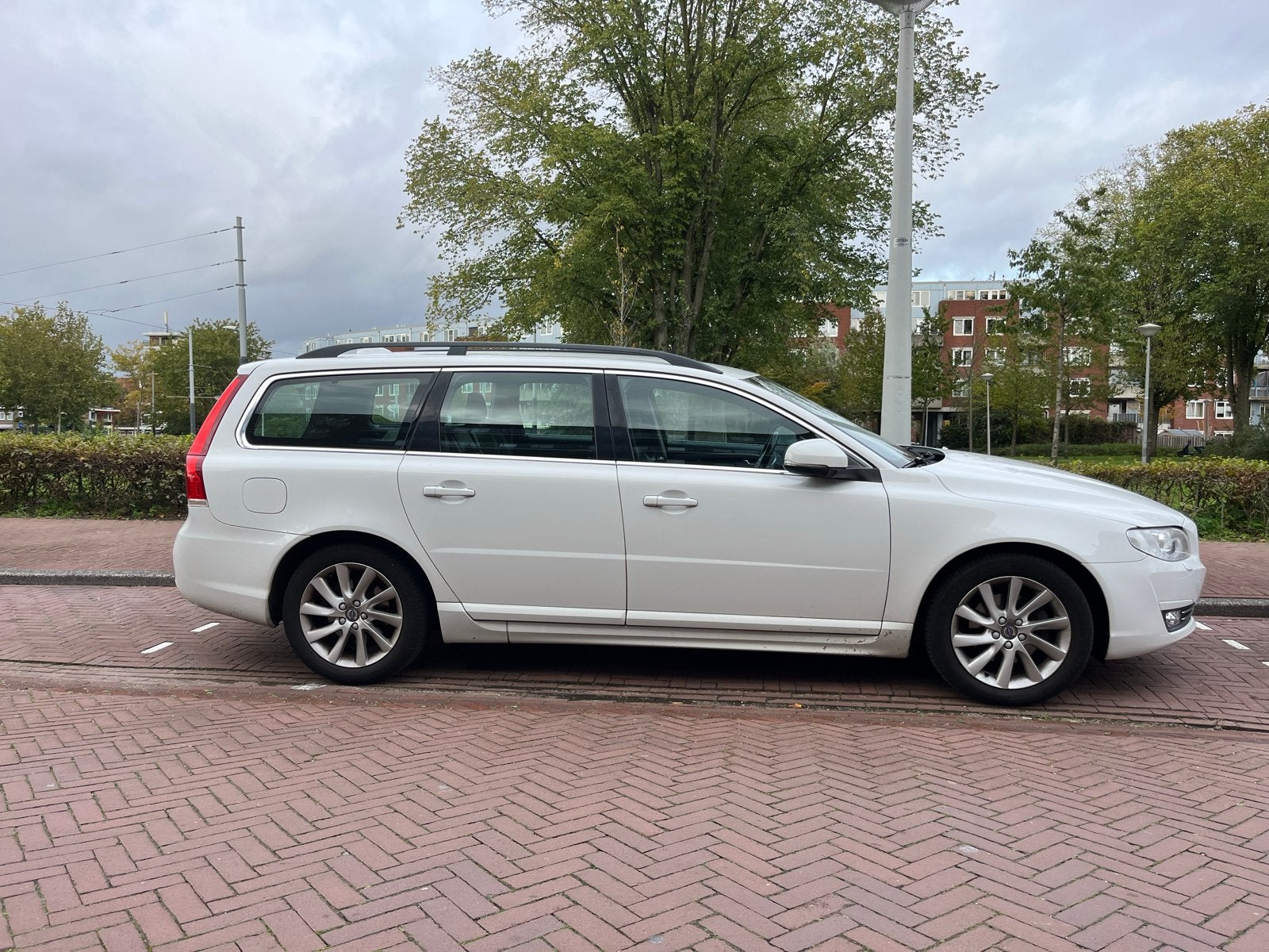 Volvo V70 T4 2.0 140KW 2015 Wit, Voorwielaandrijving, 1556 kg, Zwart, 1969 cc