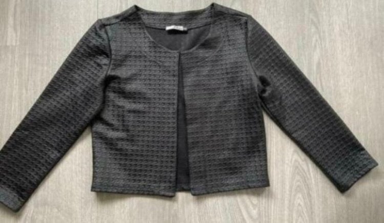 NIEUW Heel mooi kort zwart wafeltjes jasje , maatje M 38, Maat 38/40 (M), Zwart, Nieuw, Ophalen of Verzenden