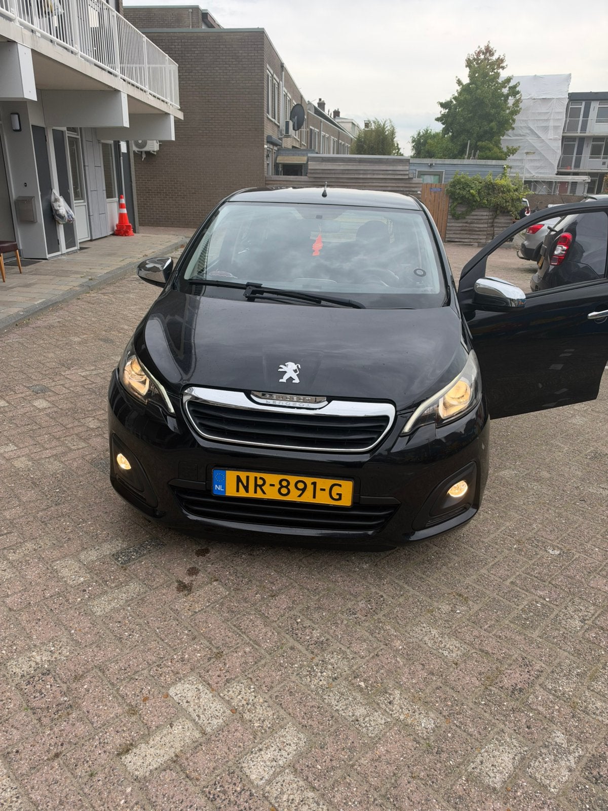Peugeot 108 1.0 12V E-vti 51KW 5DR 2017 Zwart, Auto's, Voorwielaandrijving, Stof, 4 stoelen, Origineel Nederlands