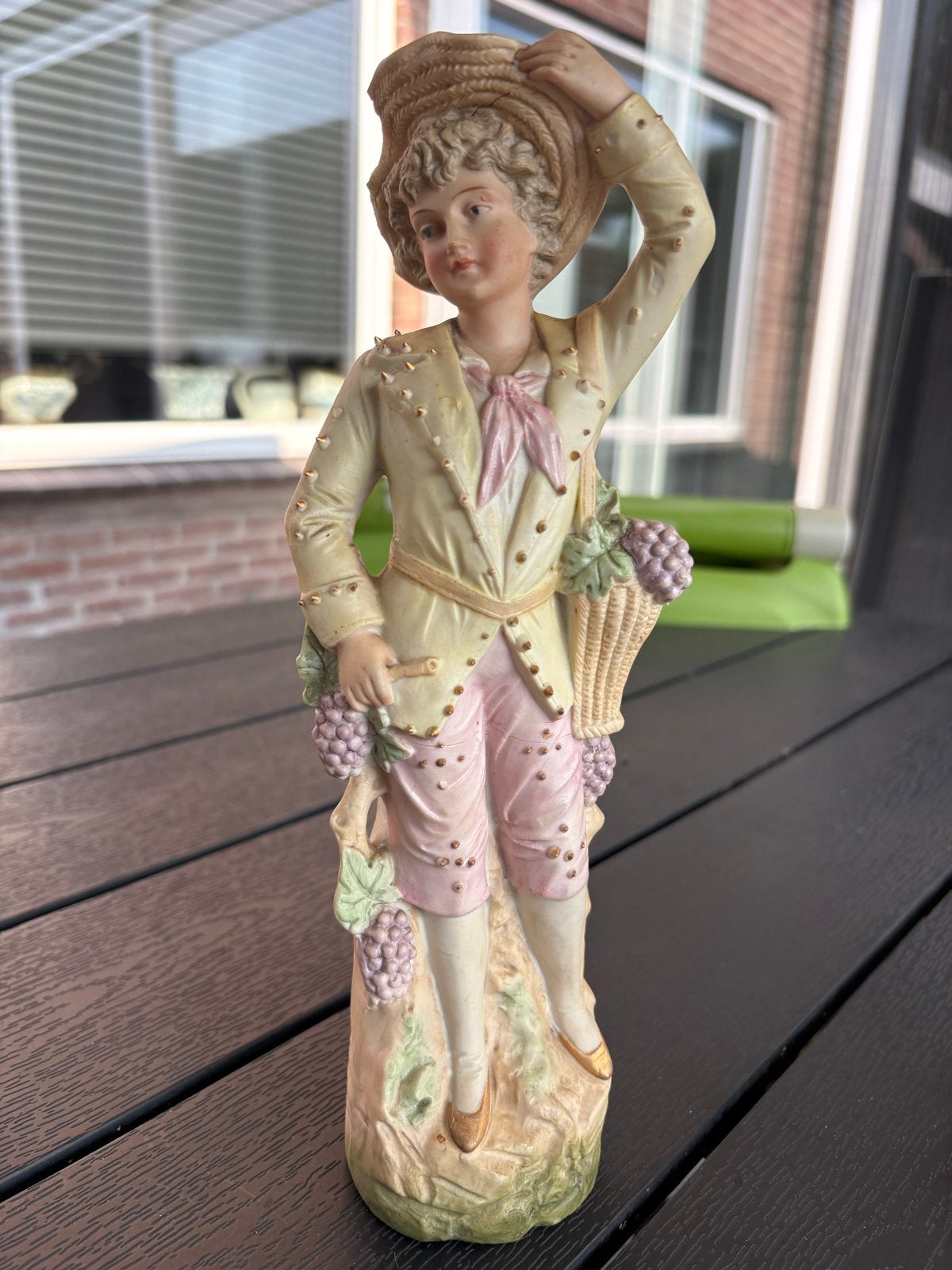 Vintage Porseleinen Beeldje Jongen met Druivenmand, Ophalen of Verzenden