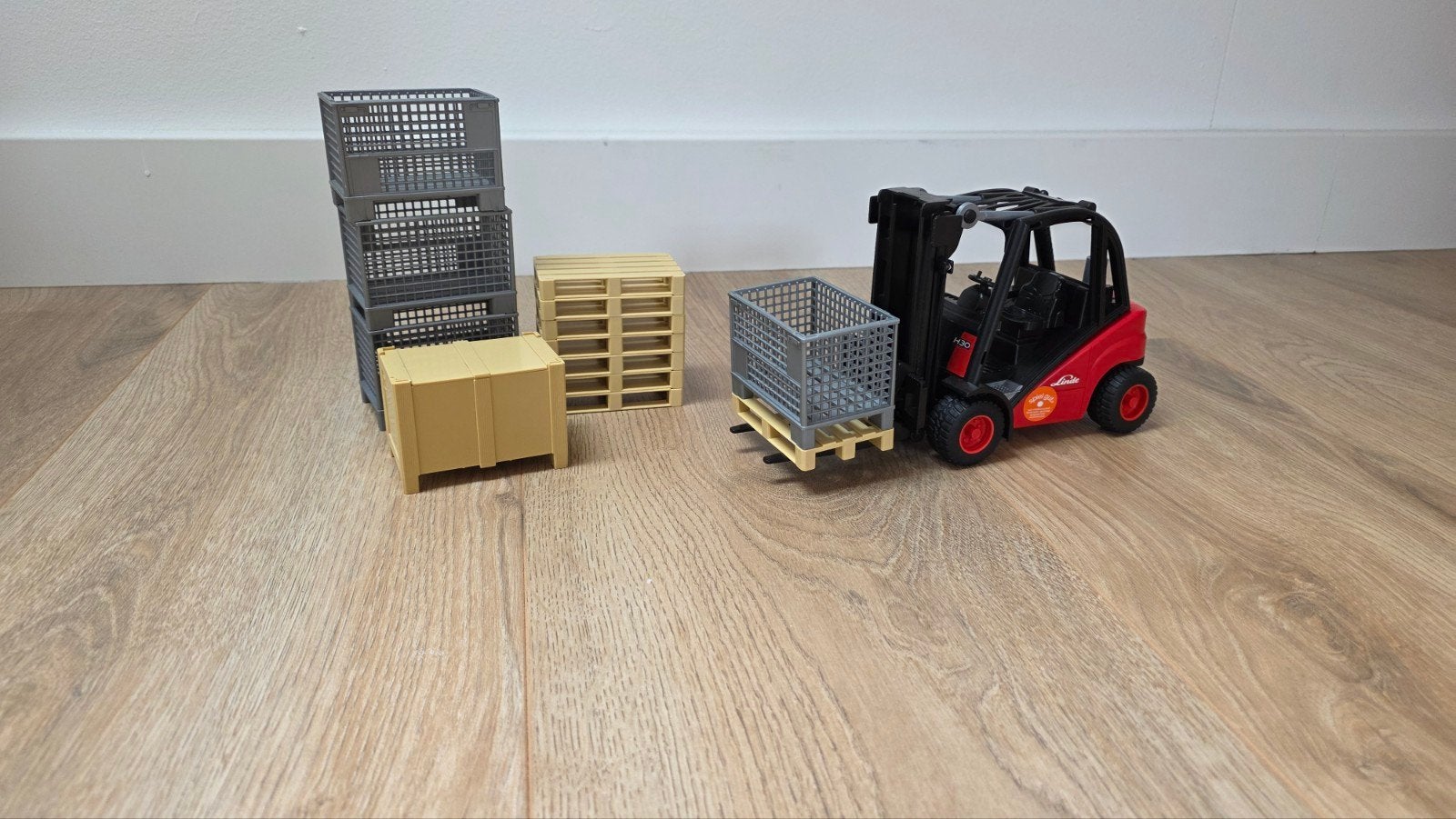 Heftruck met pallets en kratten - Speelgoedset, Kinderen en Baby's, Speelgoed | Speelgoedvoertuigen, Ophalen of Verzenden, Zo goed als nieuw
