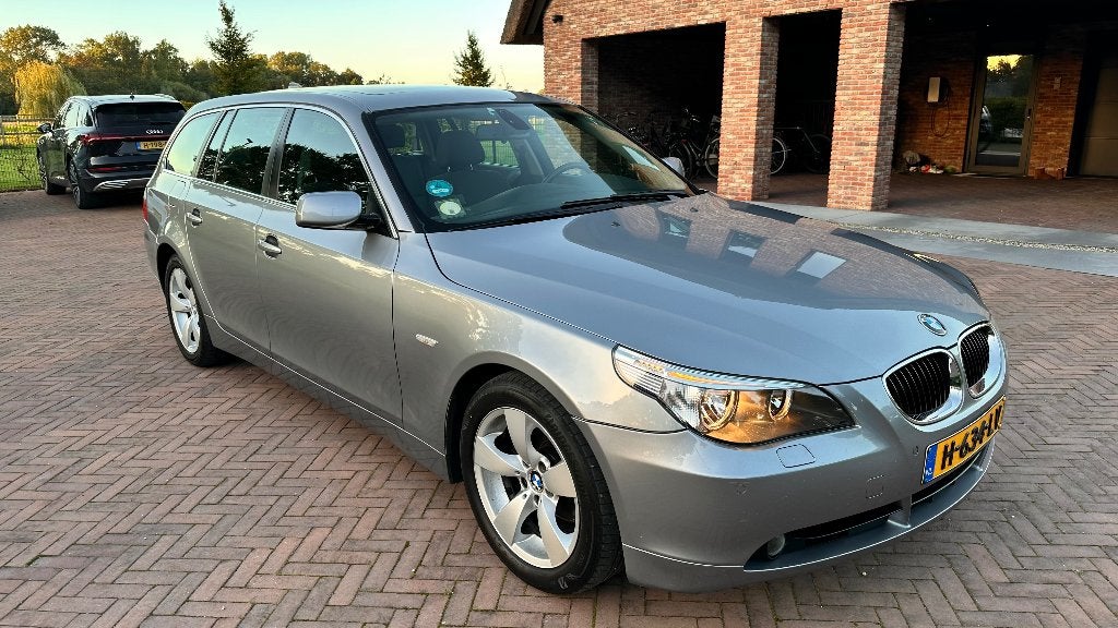 BMW 5-Serie 2.5 I 525 Touring AUT 2004 Grijs Youngtimer, Auto's, Automaat, Zwart, 2000 kg, 10 km/l